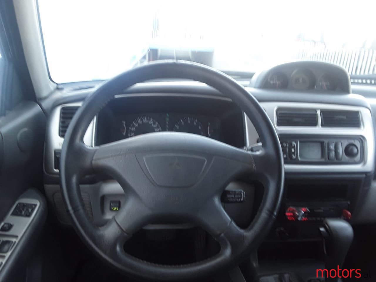 2004' Mitsubishi Pajero photo #5