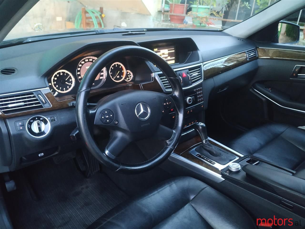 2011' Mercedes-Benz E 200 photo #6