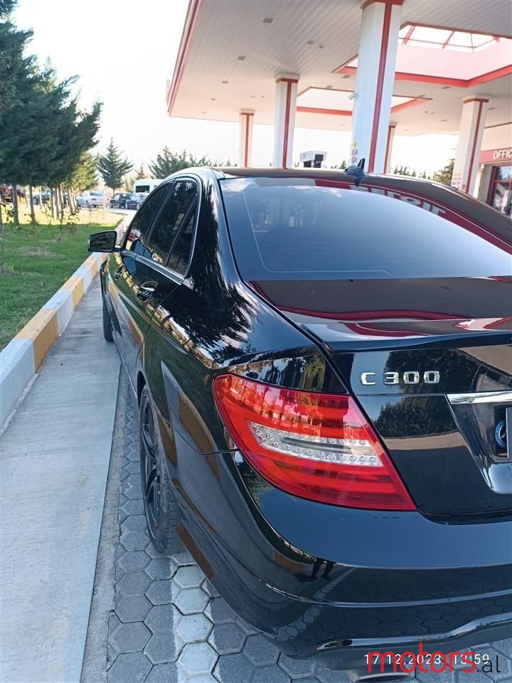 2012' Mercedes-Benz 300 photo #5