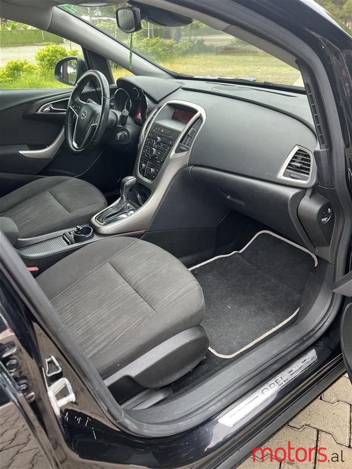 2011' Opel Astra photo #4