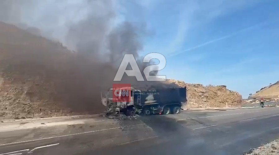 Shkrumbohet nga flakët kamioni në Vlorë, ja dyshimet paraprake