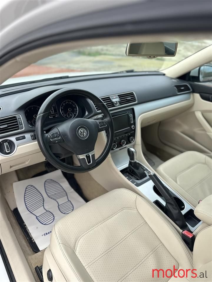 2013' Volkswagen Passat photo #5