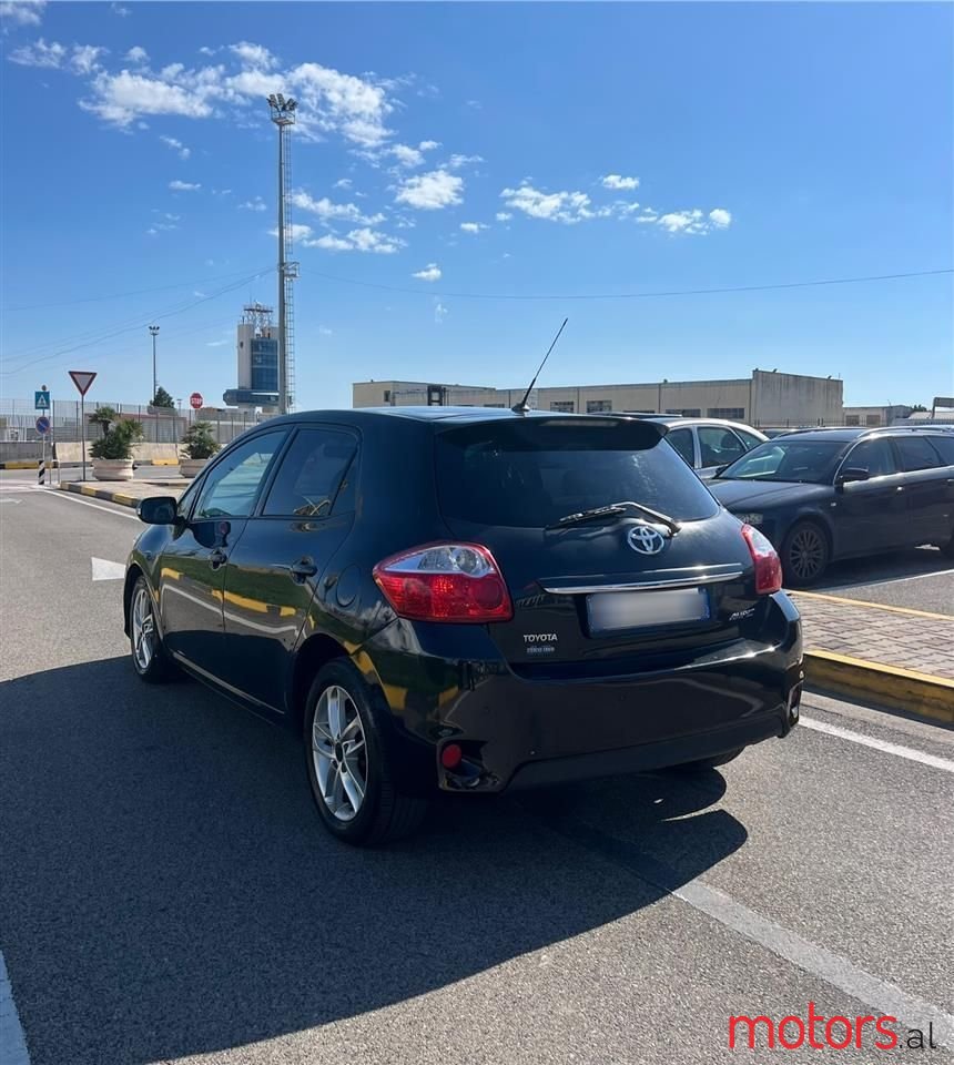 2011' Toyota Auris photo #4