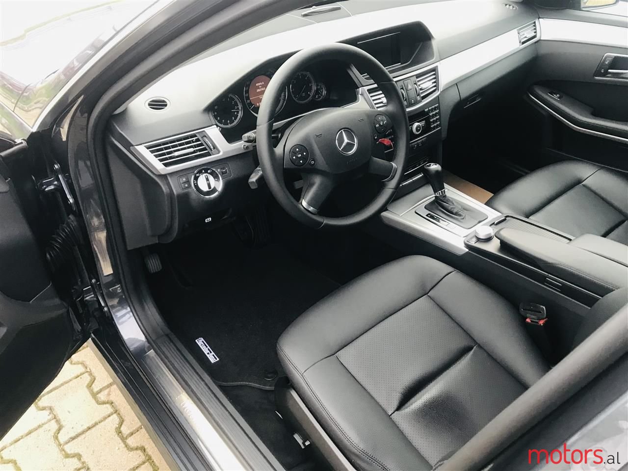2010' Mercedes-Benz E 200 photo #5
