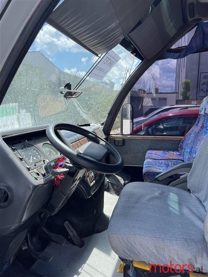 2000' Isuzu photo #4