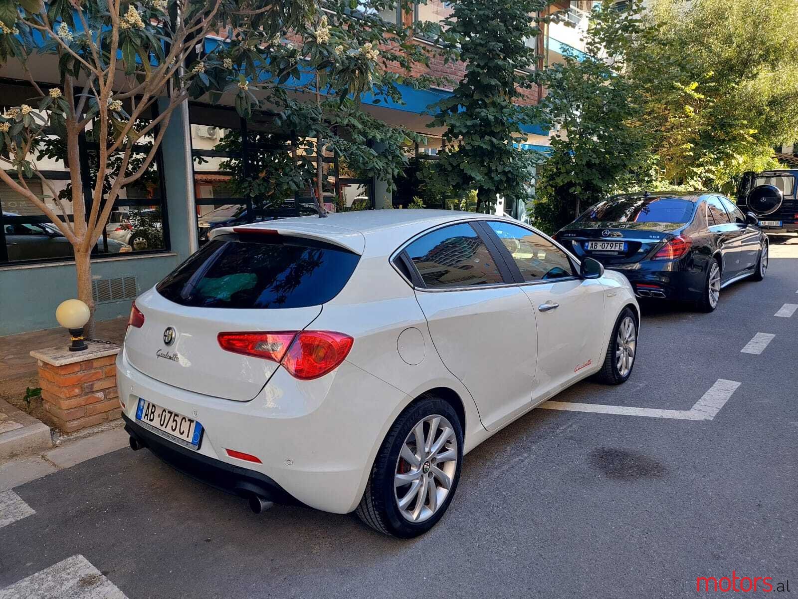 2011' Alfa Romeo Giulietta photo #4