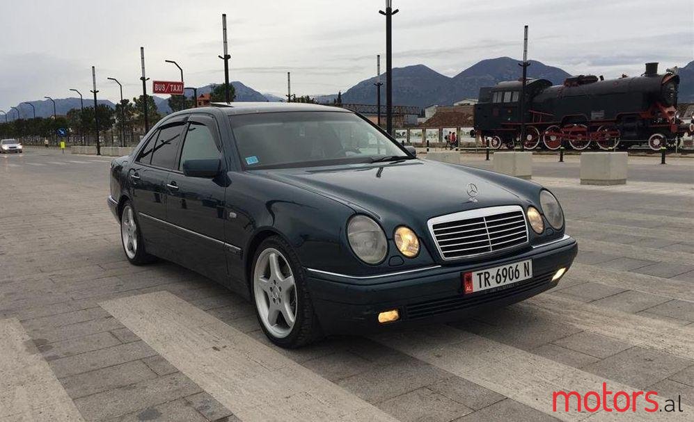 1999' Mercedes-Benz E 220 photo #1