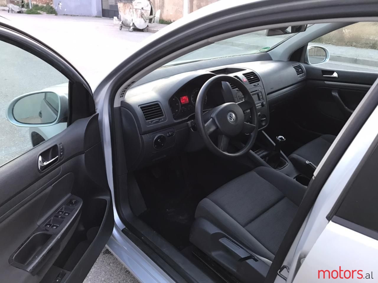 2004' Volkswagen Golf photo #2