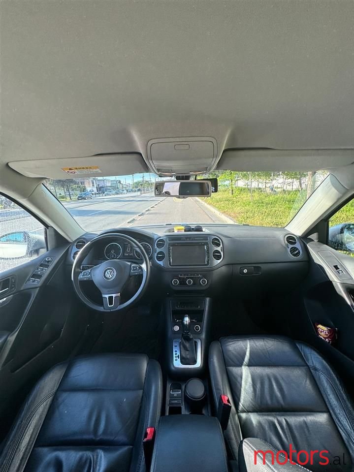 2012' Volkswagen Tiguan photo #5