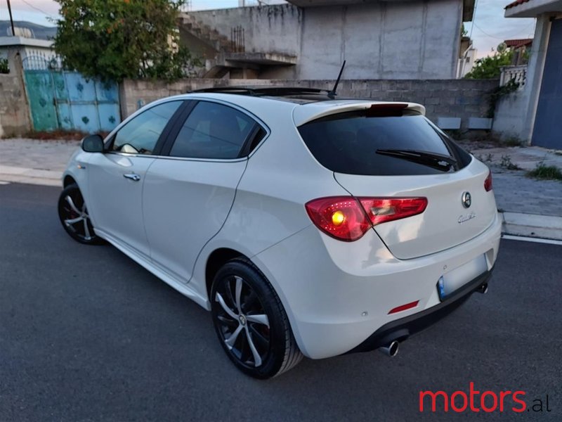 2013' Alfa Romeo Giulietta photo #6