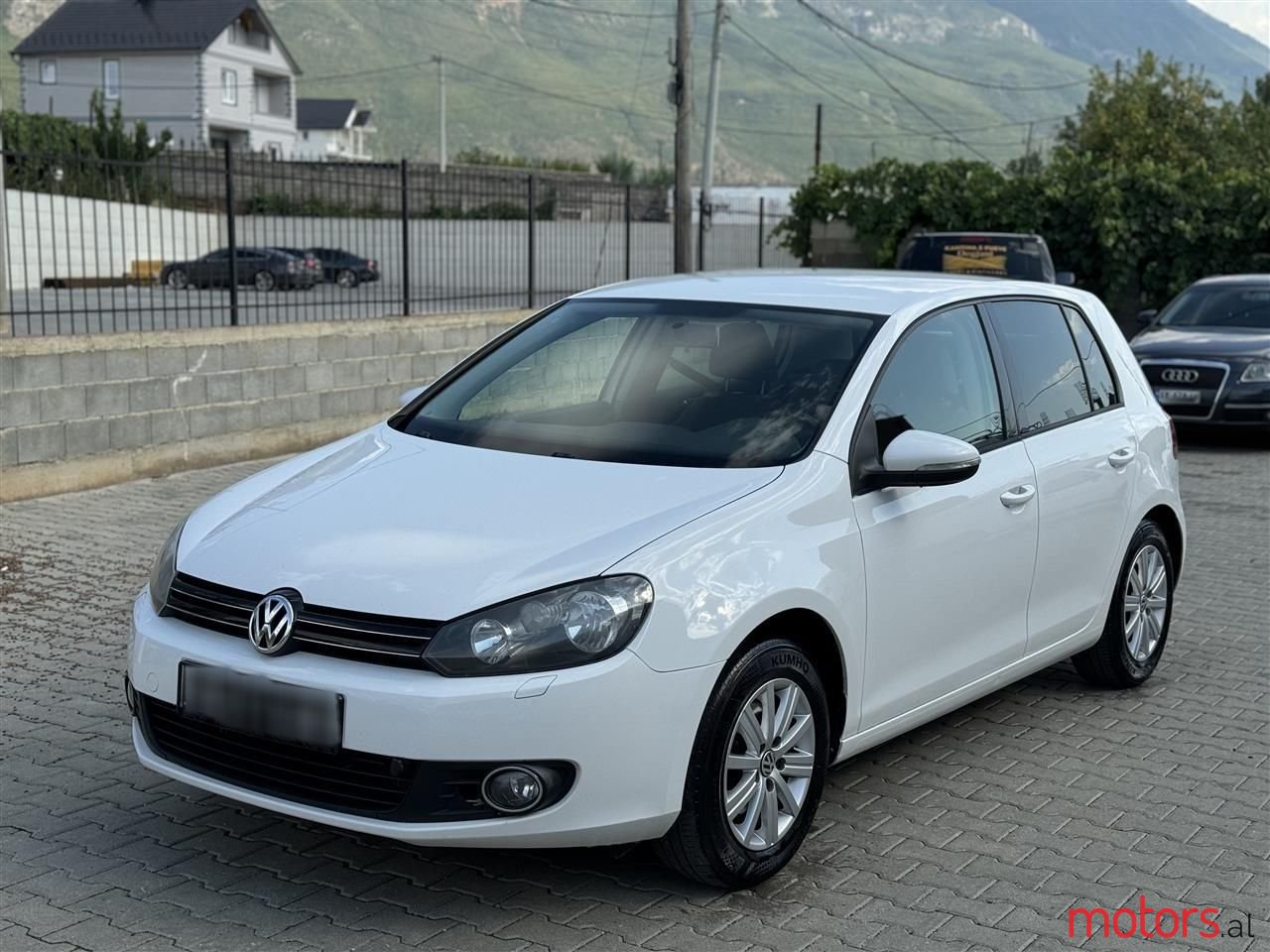 2011' Volkswagen Golf photo #1