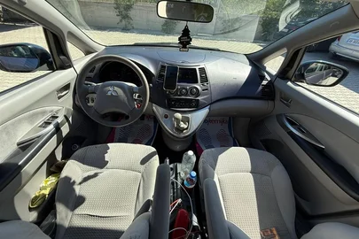 2005' Mitsubishi Grandis