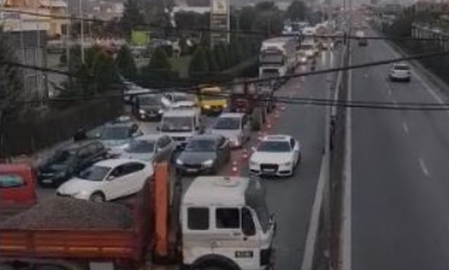 Punimet në aksin Vorë-Maminas/ Trafik i rënduar në rrugën dytësore, radhë mbi 15 km