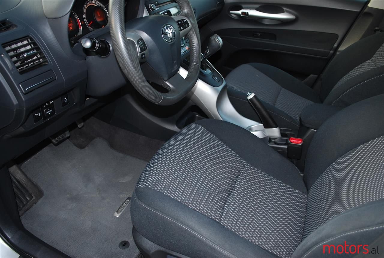 2011' Toyota Auris photo #2