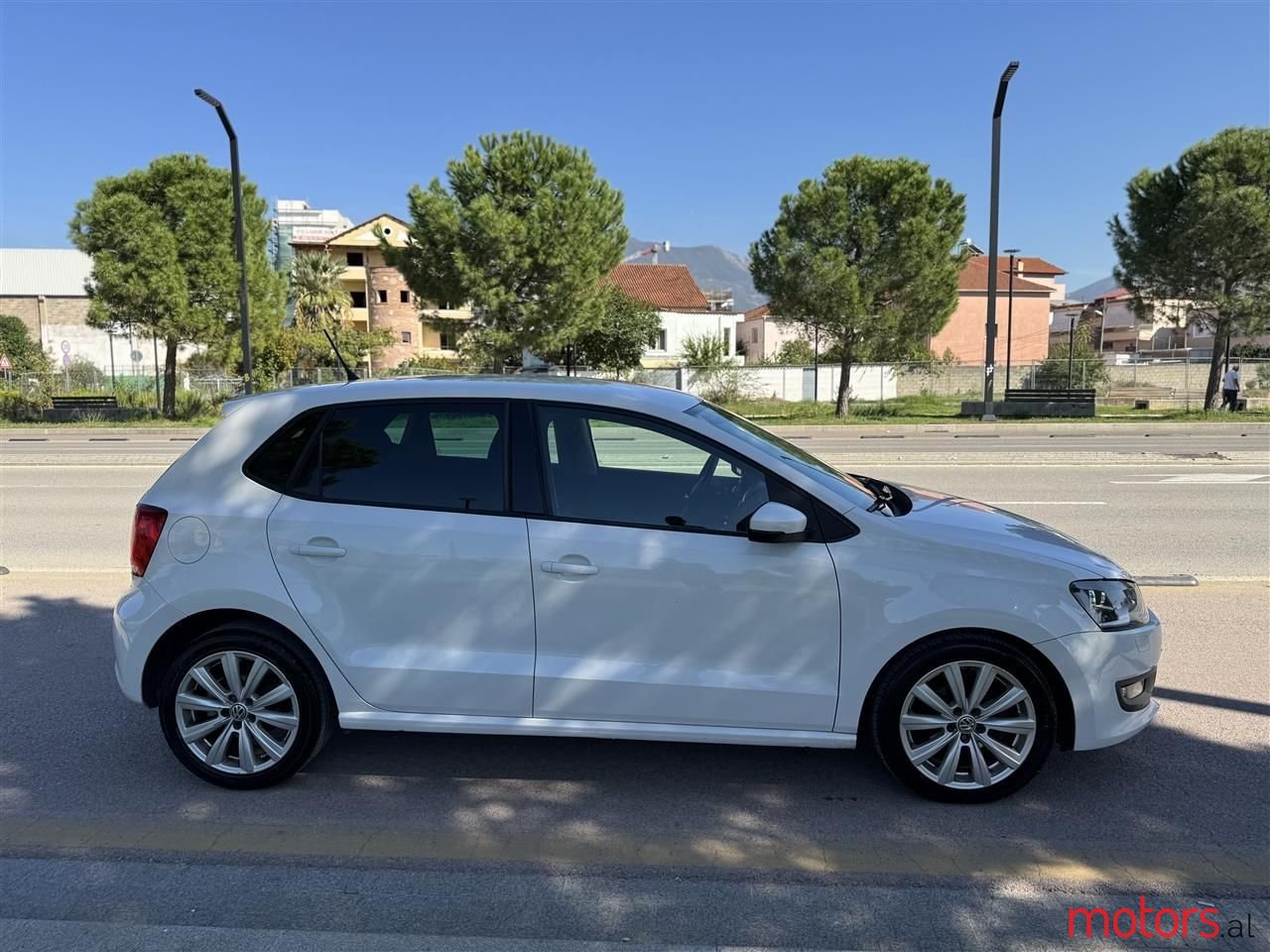 2011' Volkswagen Polo photo #5