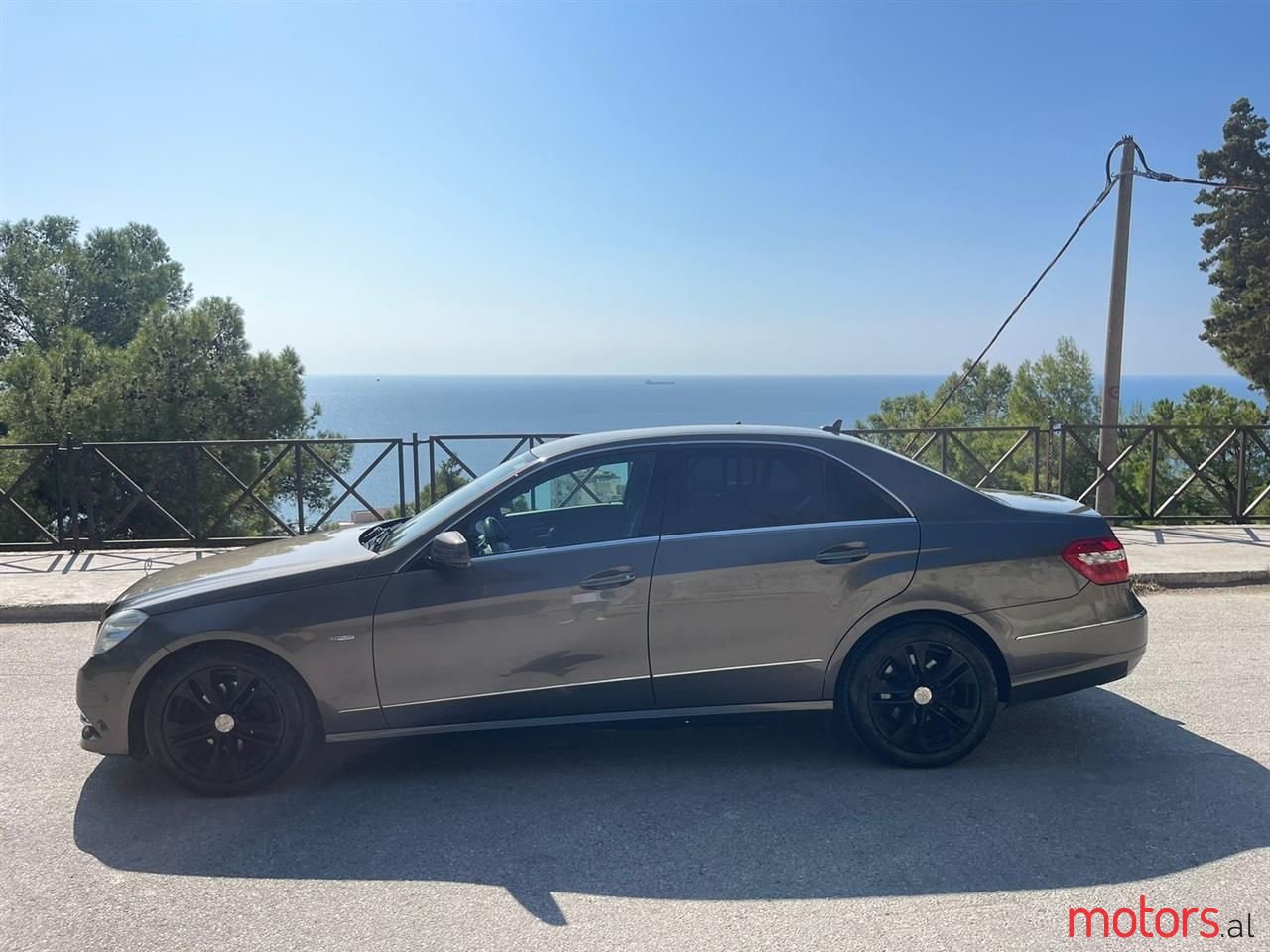 2011' Mercedes-Benz E 220 photo #1