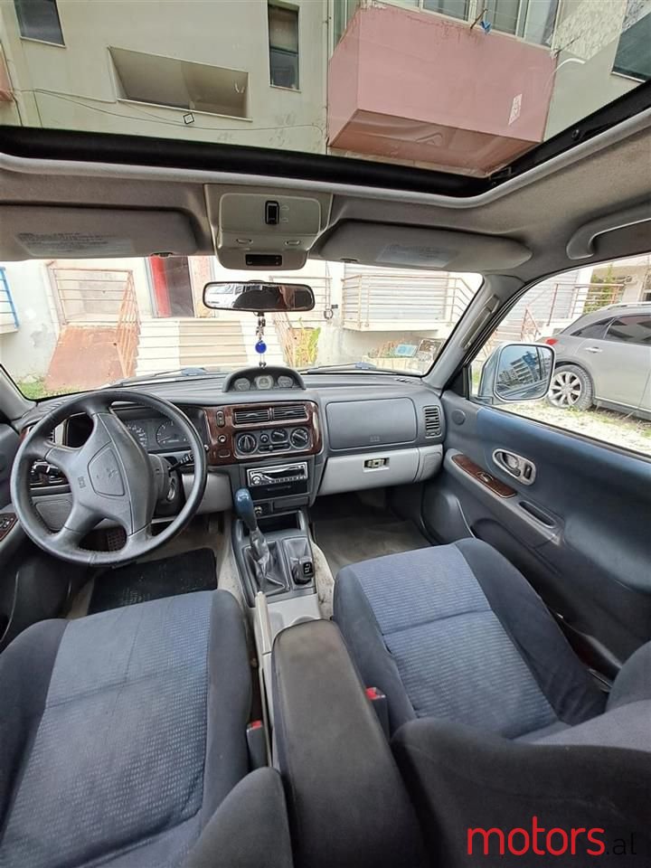 2002' Mitsubishi Pajero photo #5
