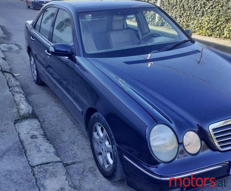 2002' Mercedes-Benz E 220 photo #1
