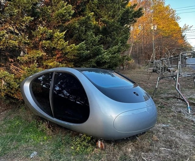 Mercedes Concept Pod Abandoned In a Junkyard Looks Like Something Out Of WALL-E