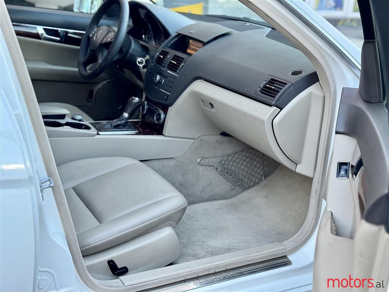 2011' Mercedes-Benz C 250 photo #4