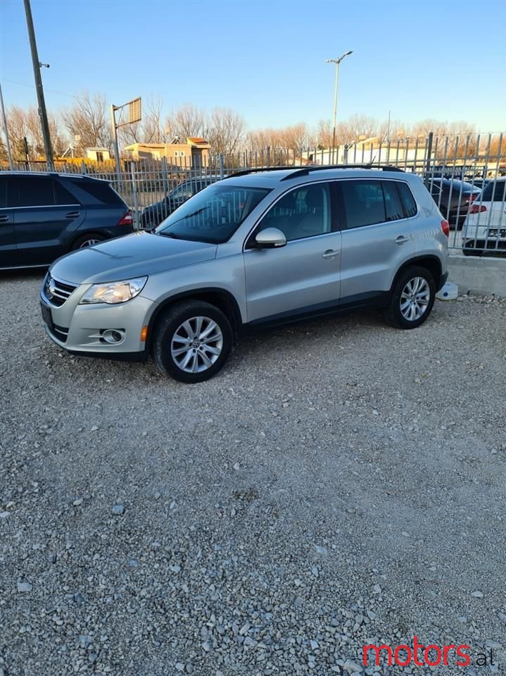 2010' Volkswagen Tiguan photo #2