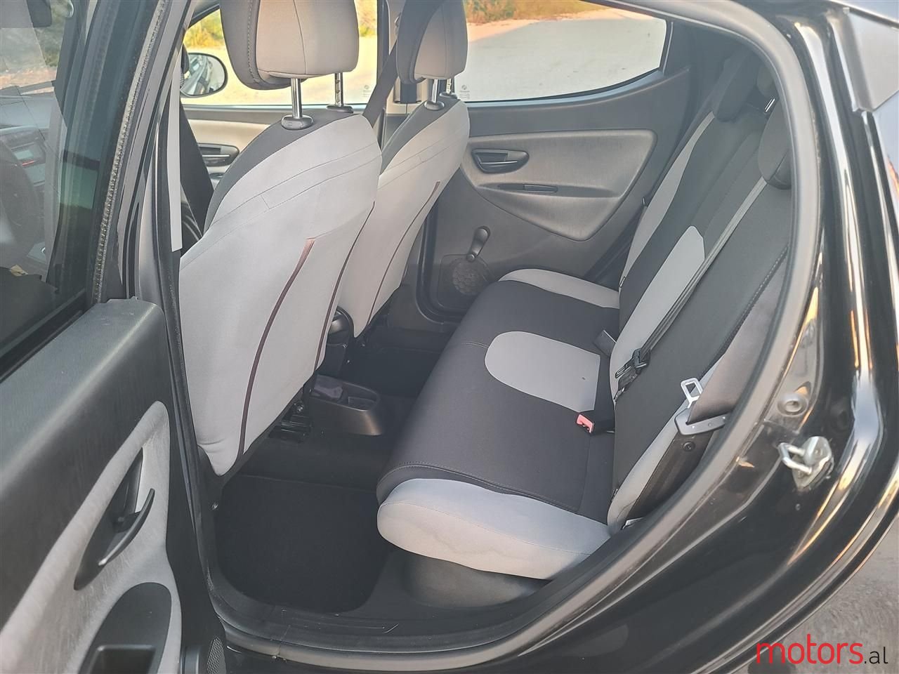 2014' Lancia Ypsilon photo #5