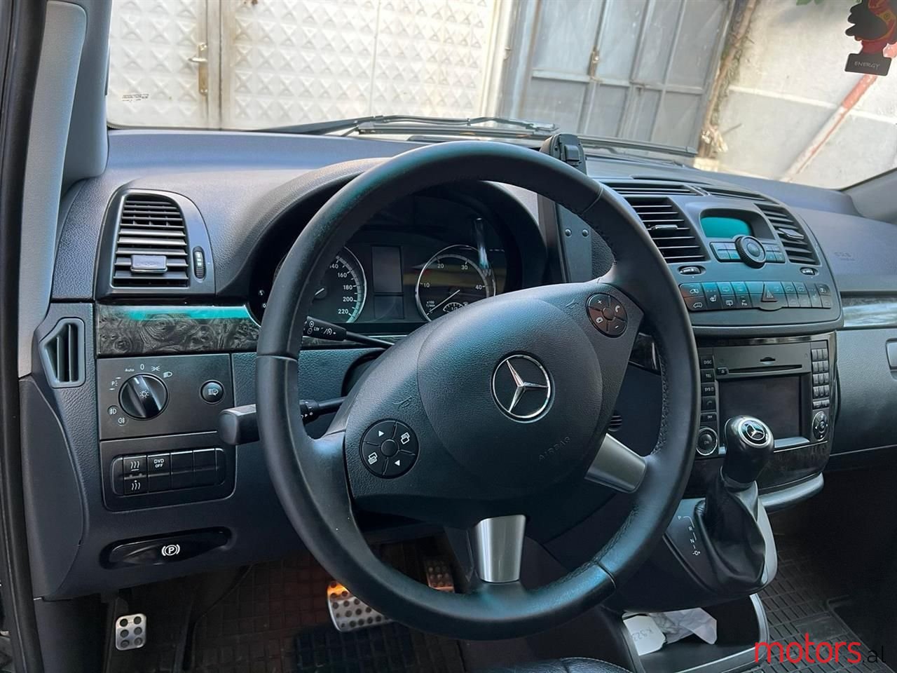 2011' Mercedes-Benz 300 photo #5