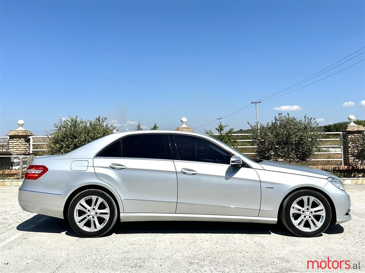 2012' Mercedes-Benz E 220 photo #5