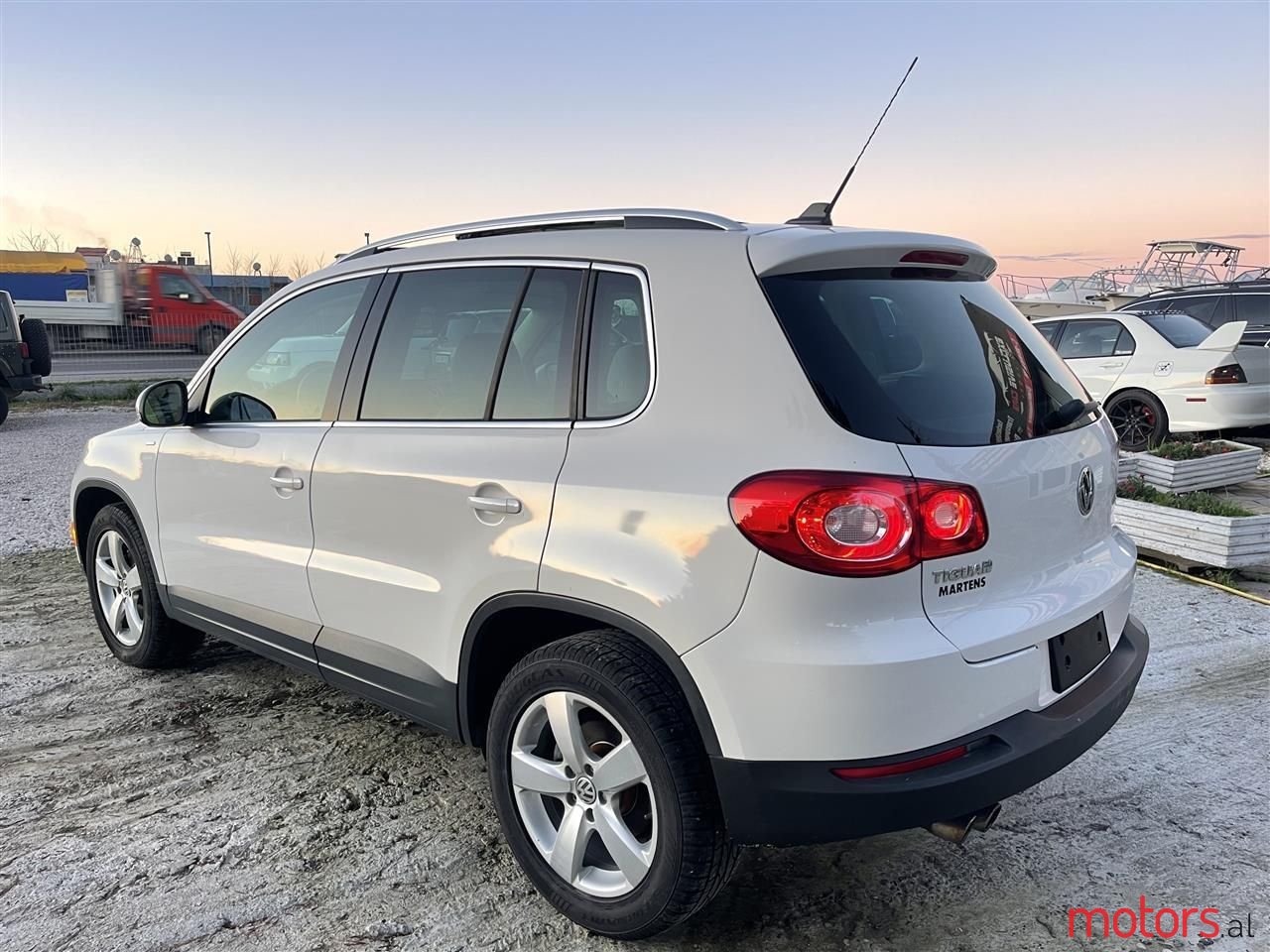 2010' Volkswagen Tiguan photo #2