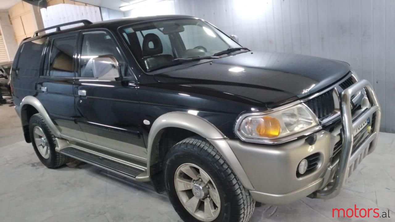 2004' Mitsubishi Pajero photo #1