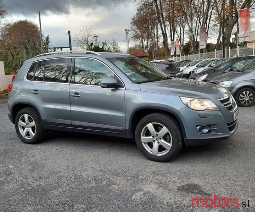 2010' Volkswagen Tiguan photo #2
