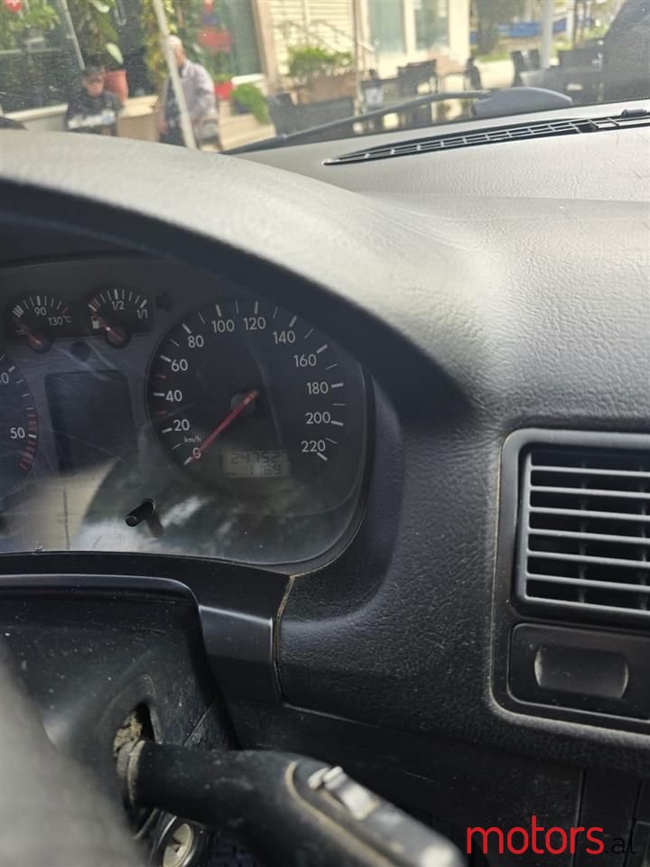 2001' Volkswagen Golf photo #3