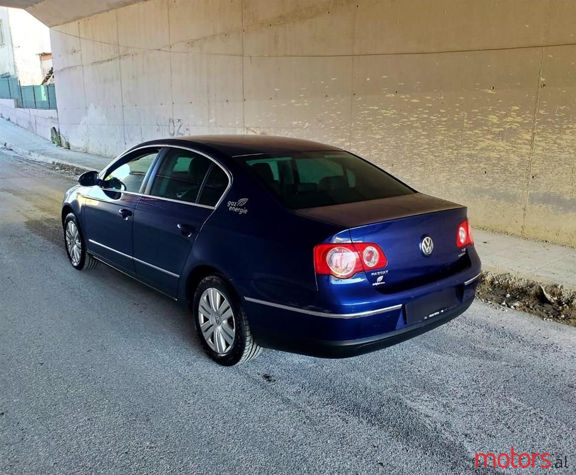 2010' Volkswagen Passat photo #2