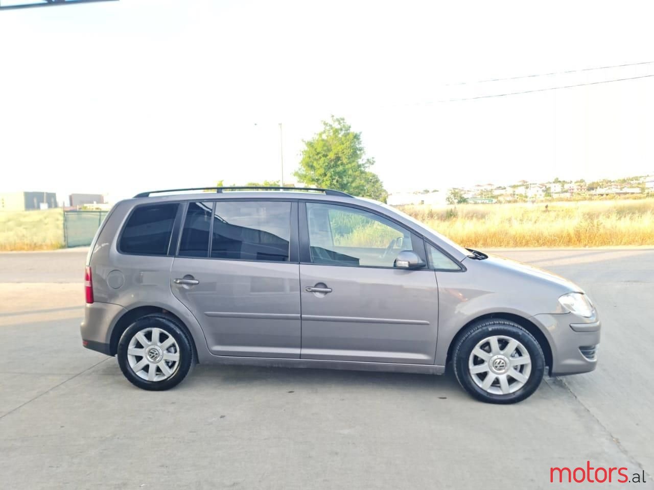 2008' Volkswagen Touran photo #5