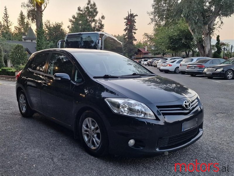2012' Toyota Auris photo #2