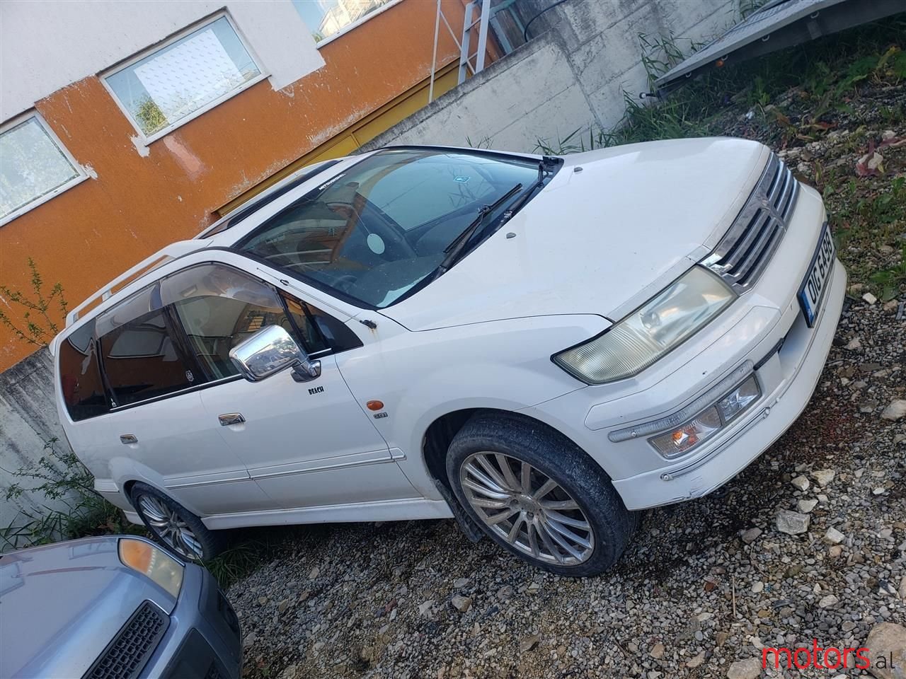 2004' Mitsubishi Grandis photo #1