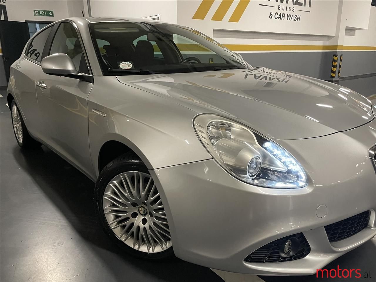 2013' Alfa Romeo Giulietta photo #5