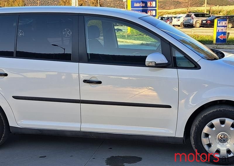 2009' Volkswagen Touran photo #4
