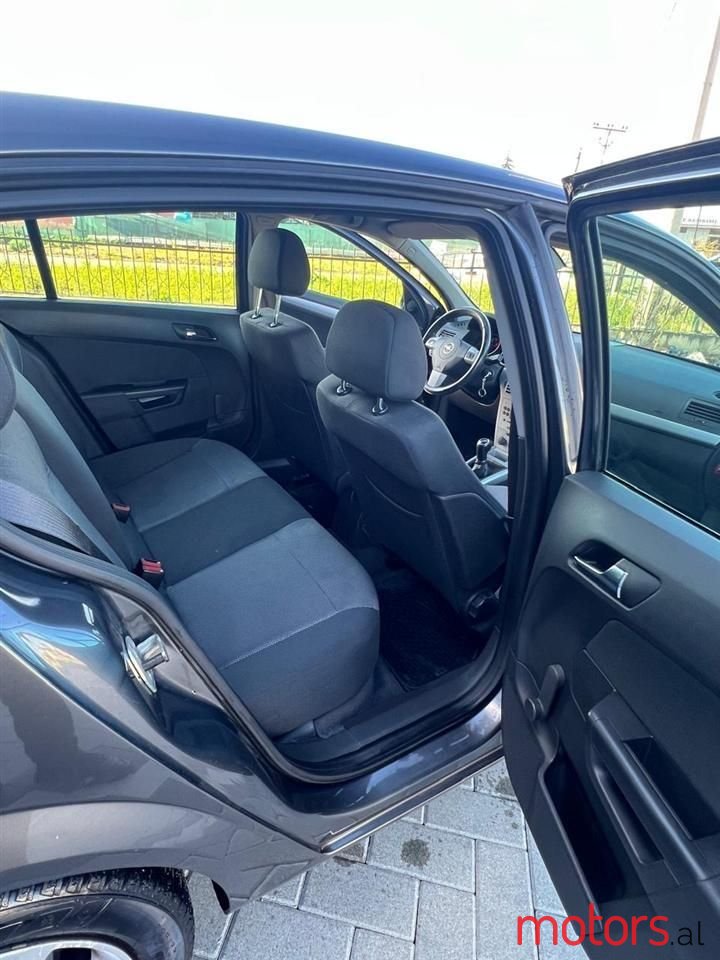 2010' Opel Astra photo #5