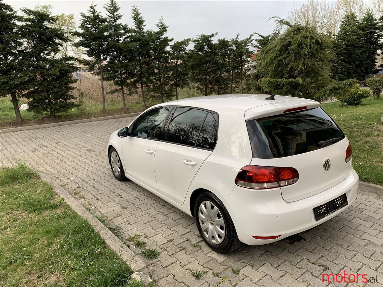 2009' Volkswagen Golf photo #2