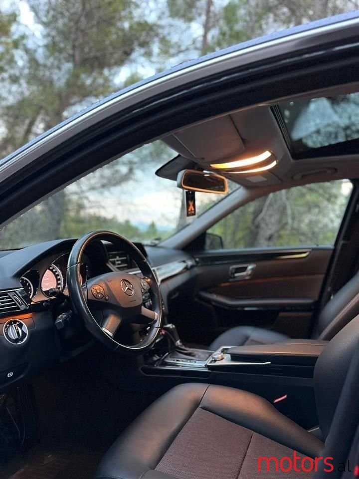 2011' Mercedes-Benz E 220 photo #5