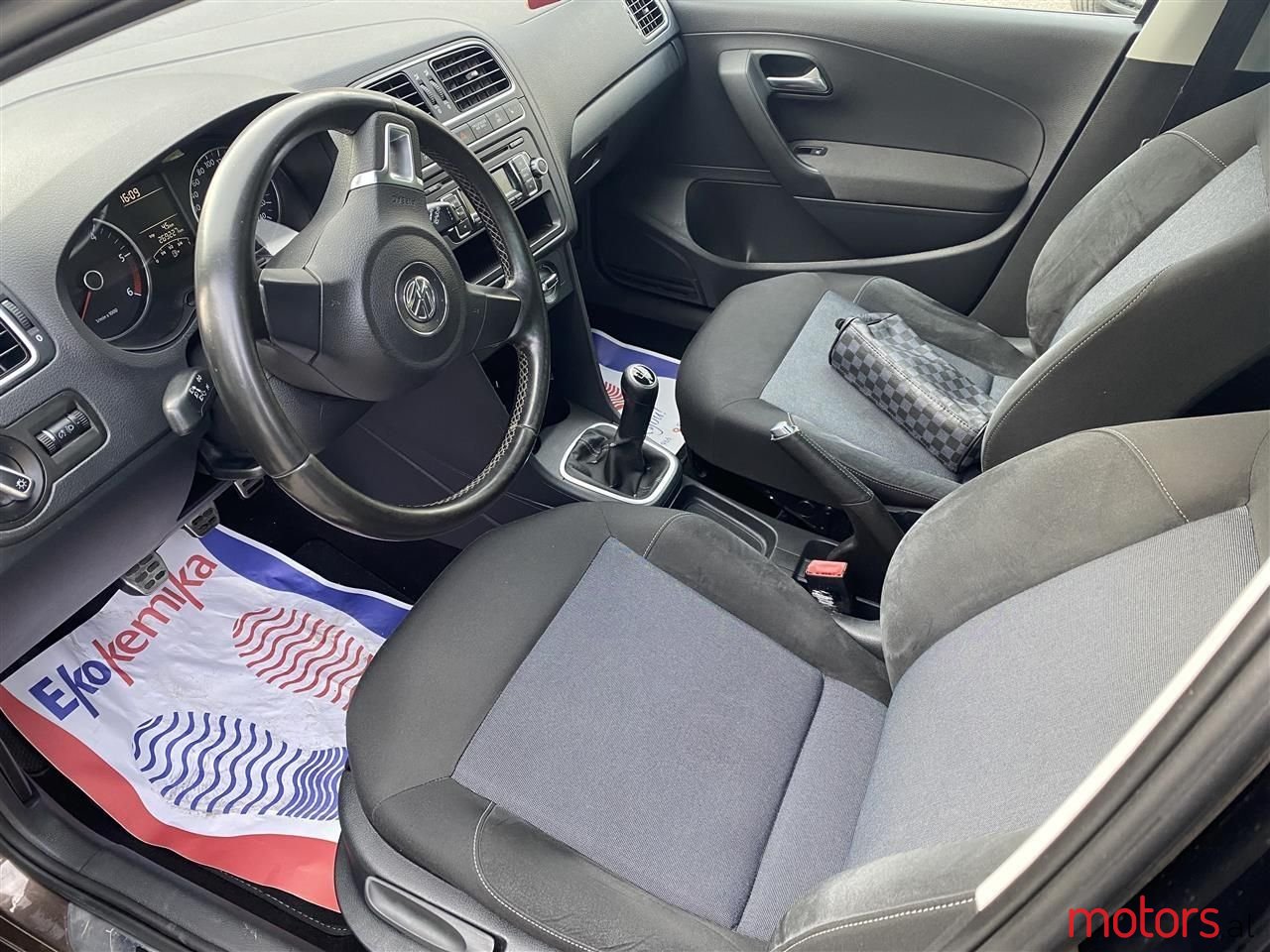 2011' Volkswagen Polo photo #3