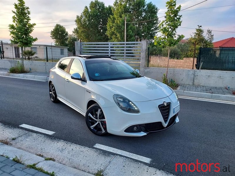 2013' Alfa Romeo Giulietta photo #3