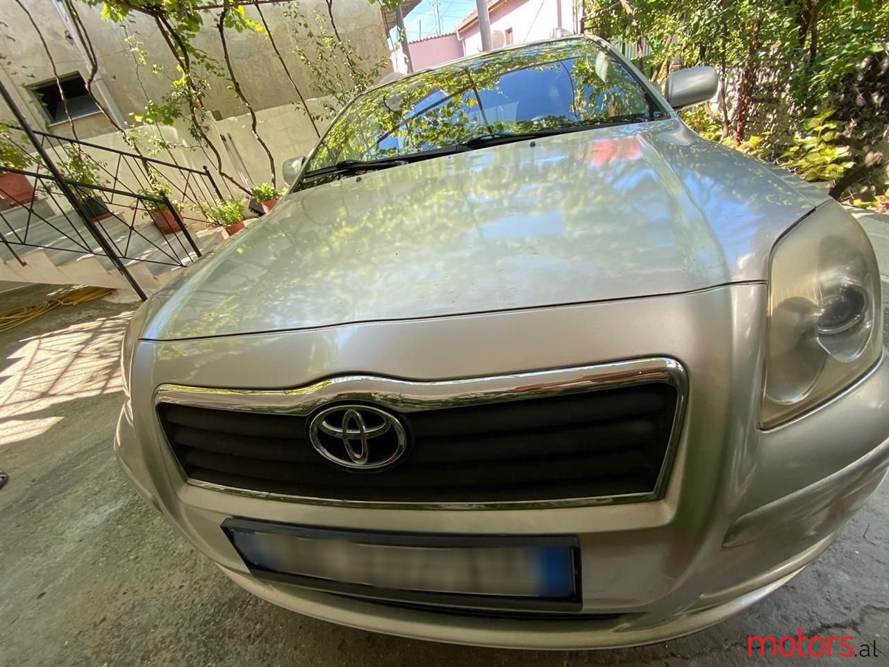 2004' Toyota Avensis photo #2