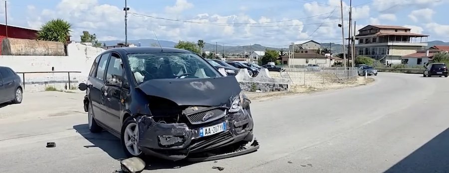 Makina përplaset me autobusin/ Fier, lëndohet drejtuesi. Shpëtojnë pasagjerët e autobusit