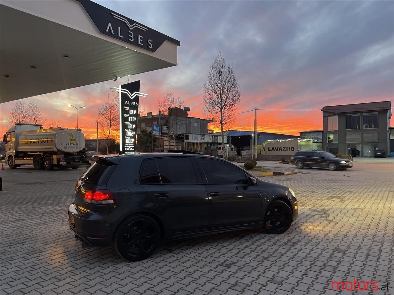 2011' Volkswagen Golf photo #1