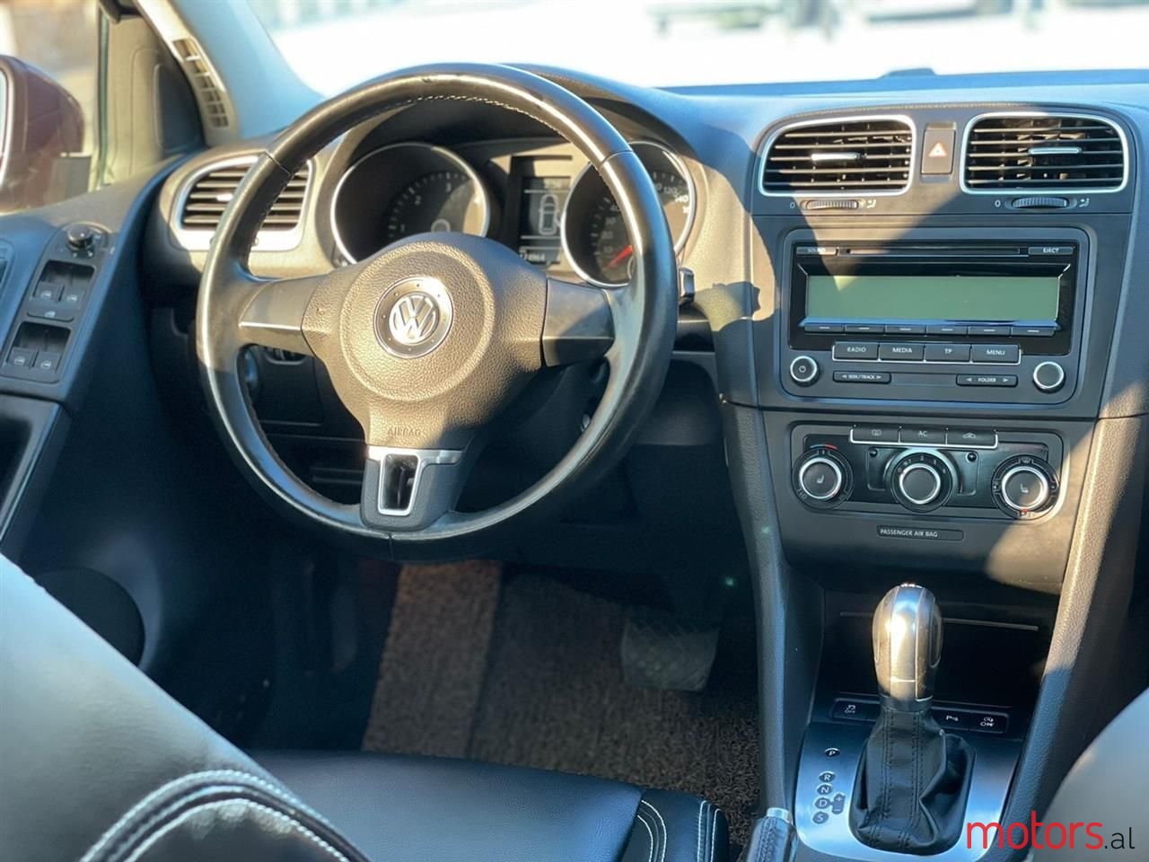 2011' Volkswagen Golf photo #5