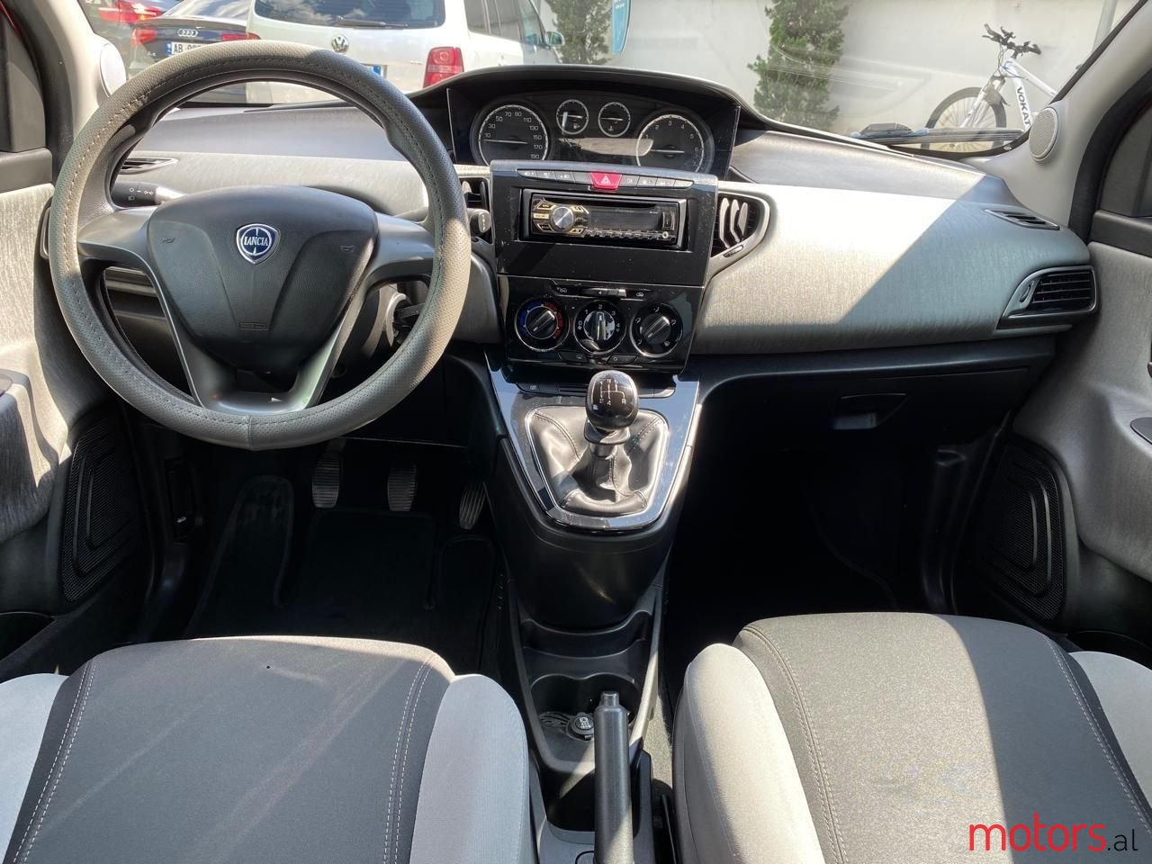 2014' Lancia Ypsilon photo #2