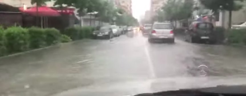 Pak minuta shi/ Shihni si është përmbytur Durrësi
