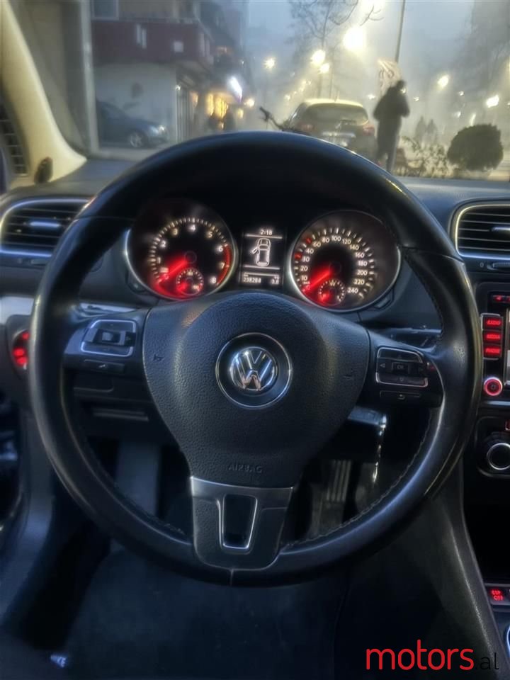 2009' Volkswagen Golf photo #2